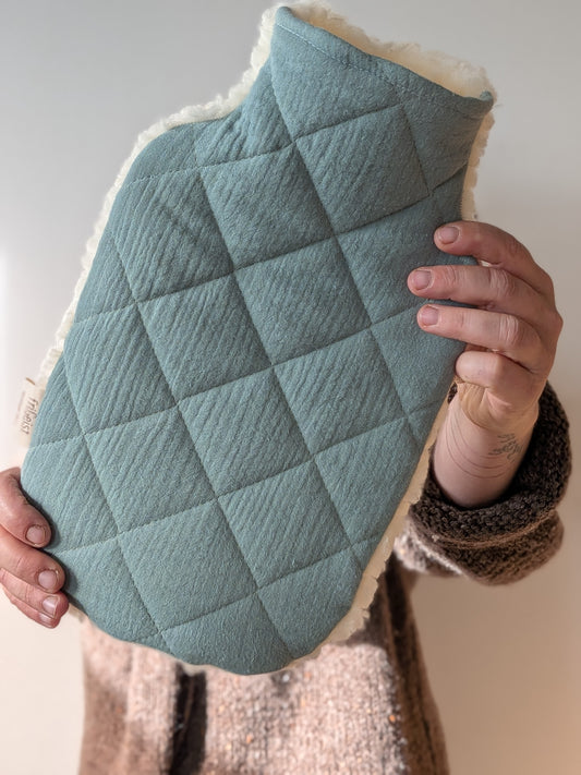 Wärmflasche mit Schurwollbezug und Baumwollmusseline