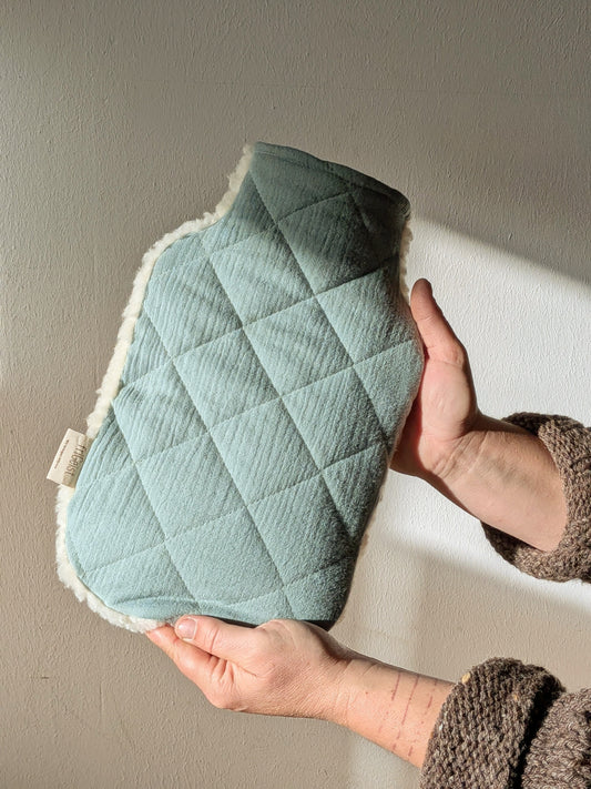 Wärmflasche mit Schurwollbezug und Baumwollmusseline